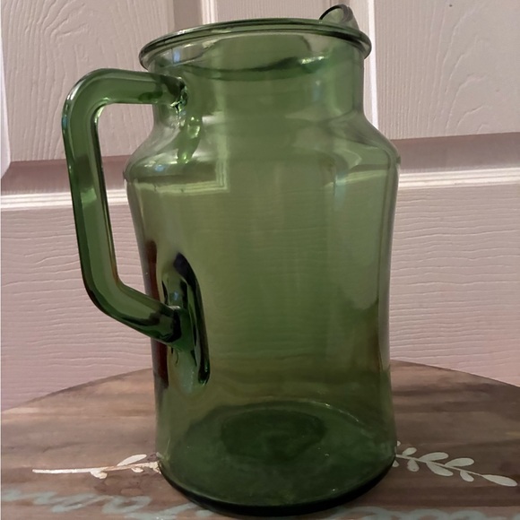Vintage MCM Avocado Green Glass Pitcher with Ice Lip, 9.5” tall - Picture 9 of 10